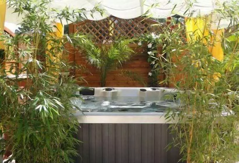 Отель Hôtel Et Studios Les Amandiers