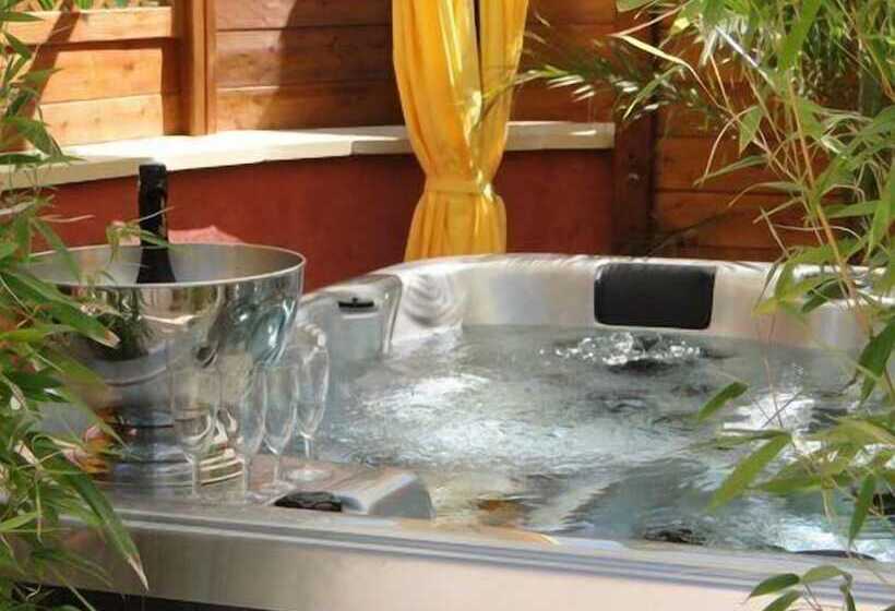 Отель Hôtel Et Studios Les Amandiers