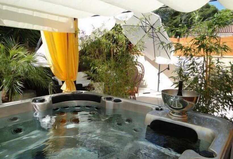 Отель Hôtel Et Studios Les Amandiers