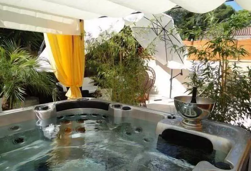 Отель Hôtel Et Studios Les Amandiers