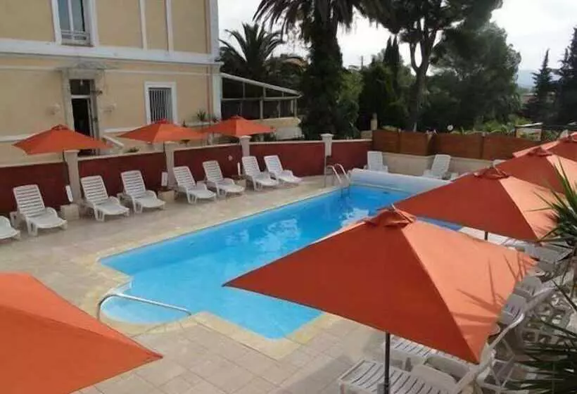 Отель Hôtel Et Studios Les Amandiers