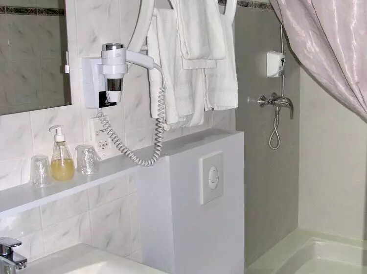 Отель Hôtel Et Studios Les Amandiers