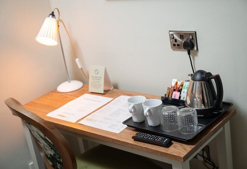 فندق Rockingham Arms By Greene King Inns