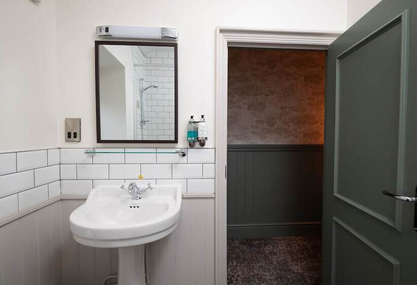 فندق Rockingham Arms By Greene King Inns