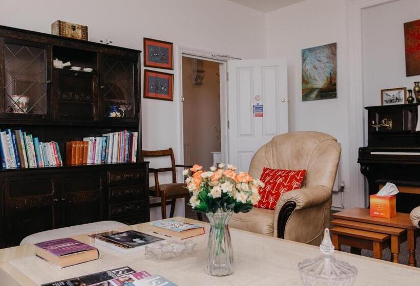 בית מלון כפרי Sherwood