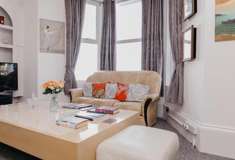 בית מלון כפרי Sherwood