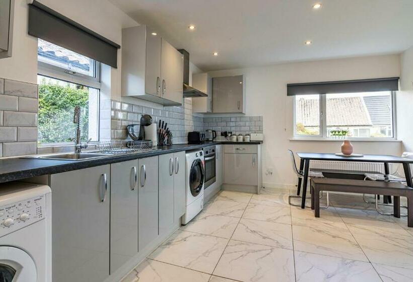 Quiet & Cosy Wollaton Bungalow, Large Garden, Near To Wollaton Deer Park