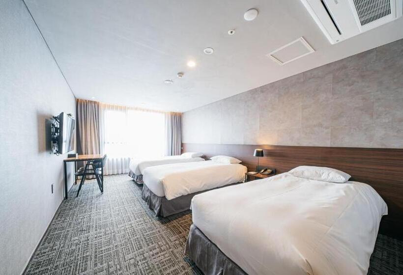 בית מלון כפרי With City