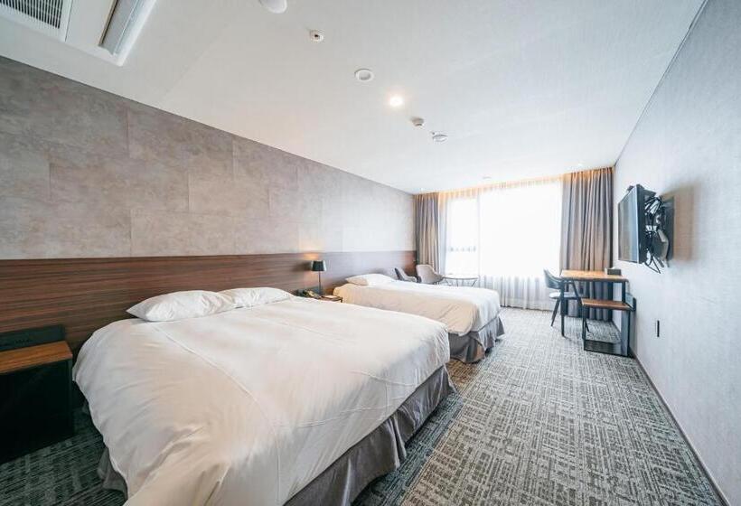 בית מלון כפרי With City