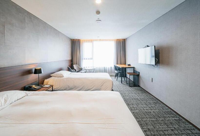 בית מלון כפרי With City