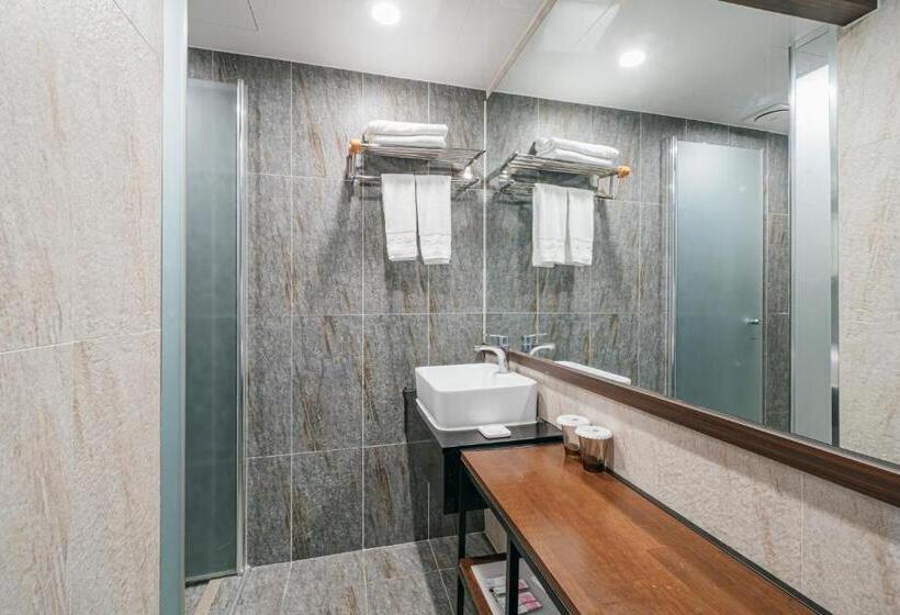 בית מלון כפרי With City