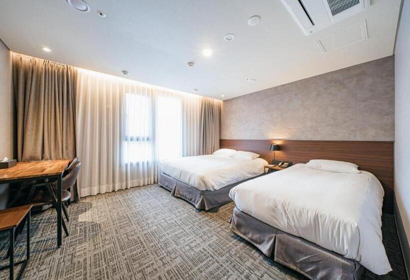 בית מלון כפרי With City