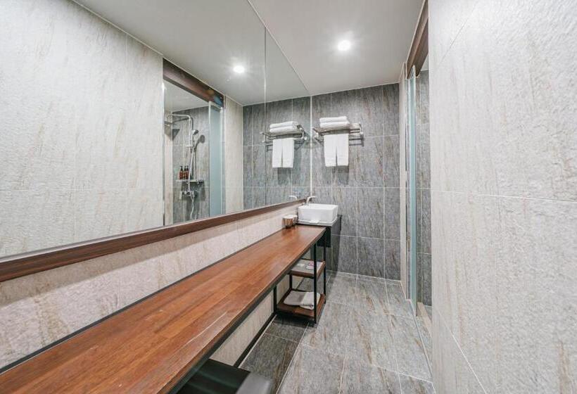 בית מלון כפרי With City