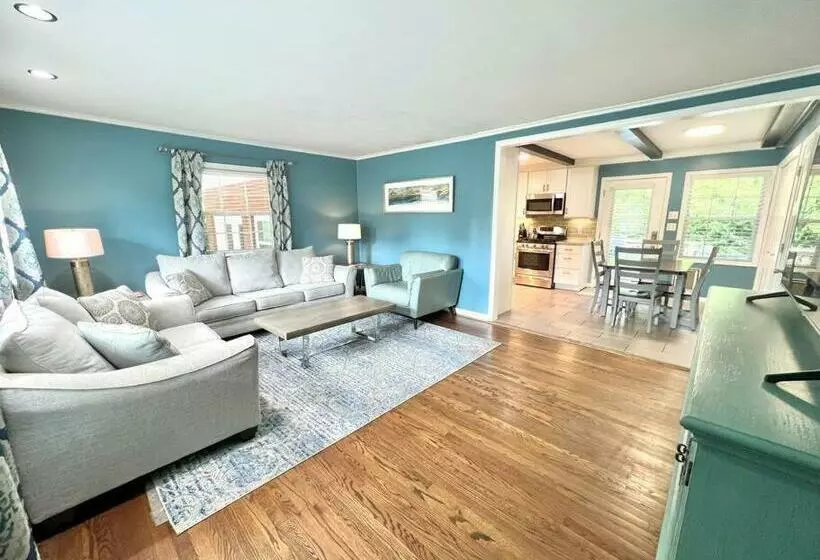 The Best Family & Friends Hangout & Pet Friendly!!