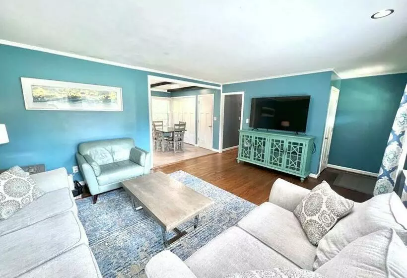 The Best Family & Friends Hangout & Pet Friendly!!