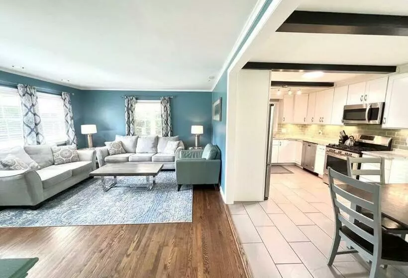 The Best Family & Friends Hangout & Pet Friendly!!