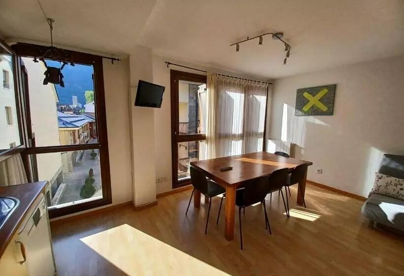 En El Pleno Centro De Biescas Con Garaje, Ascensor Y Wifi