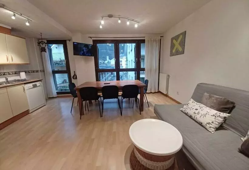 En El Pleno Centro De Biescas Con Garaje, Ascensor Y Wifi