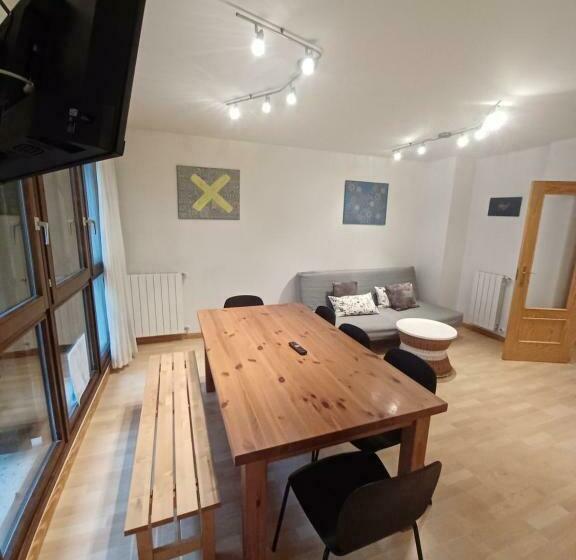 En El Pleno Centro De Biescas Con Garaje, Ascensor Y Wifi