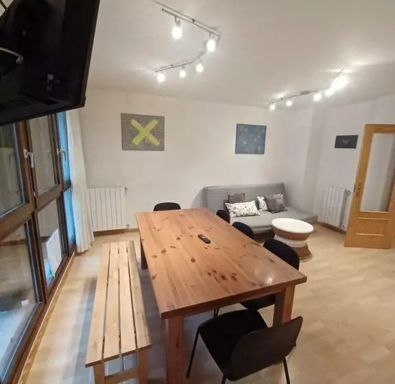 En El Pleno Centro De Biescas Con Garaje, Ascensor Y Wifi