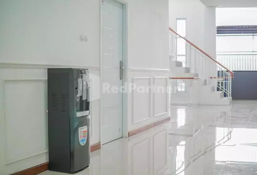 Hotelli Dmanggo Guest House Syariah Redpartner