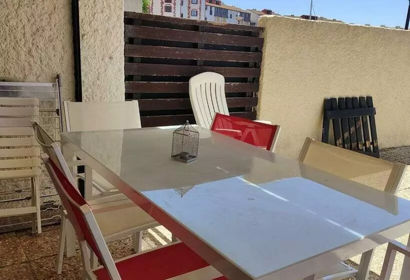 T2 En Bord De Mer Avec Terrasse, Piscine, Parking Privé Et Vue Sur Port Et Montagnes   Fr 1 195 95