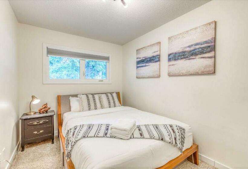 Luxury Home By North Glenmore Park