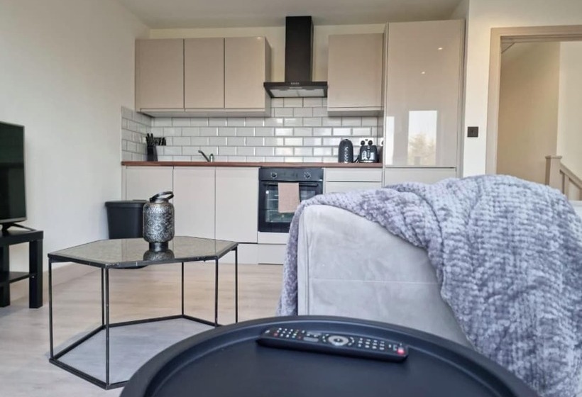 Captivating 2 Bed Apartment In Brentwood