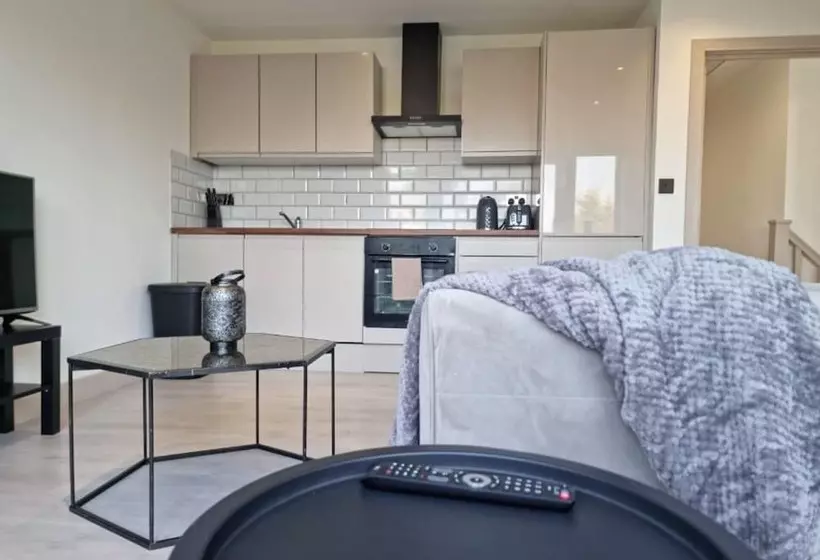 Captivating 2 Bed Apartment In Brentwood