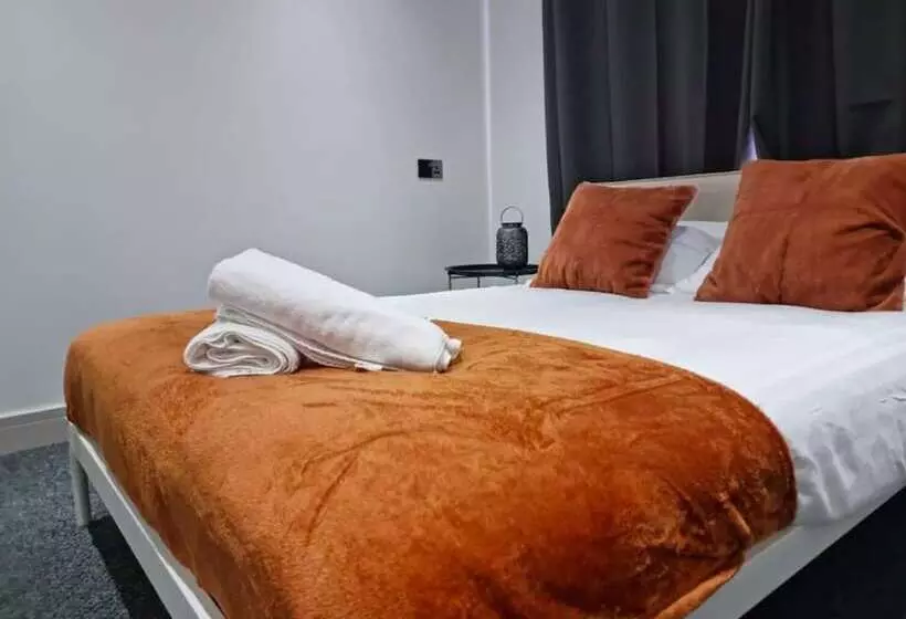 Captivating 2 Bed Apartment In Brentwood