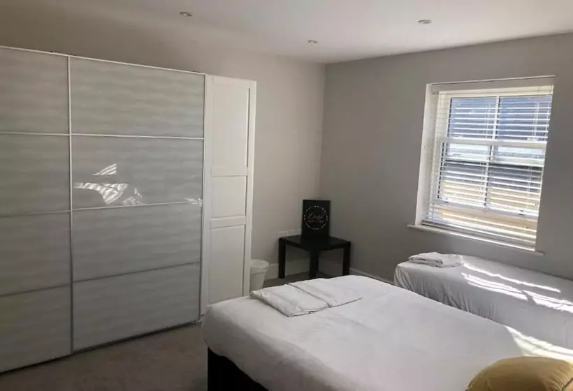 Captivating 2 Bed Apartment In Brentwood