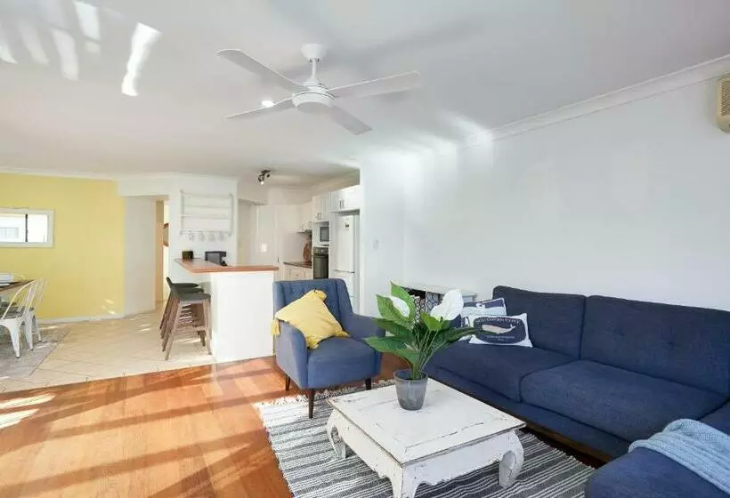 Large, Light, Dog Friendly Home 600m To Burleigh Beach