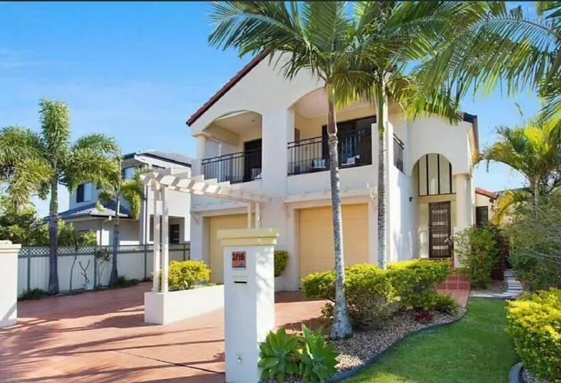 Large, Light, Dog Friendly Home 600m To Burleigh Beach