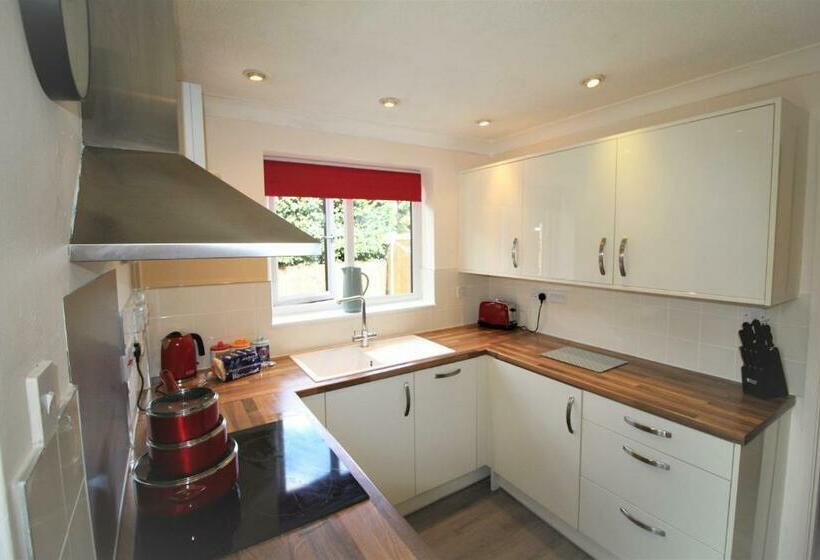 3 Bed House Garden & Parking Quiet Cul De Sac