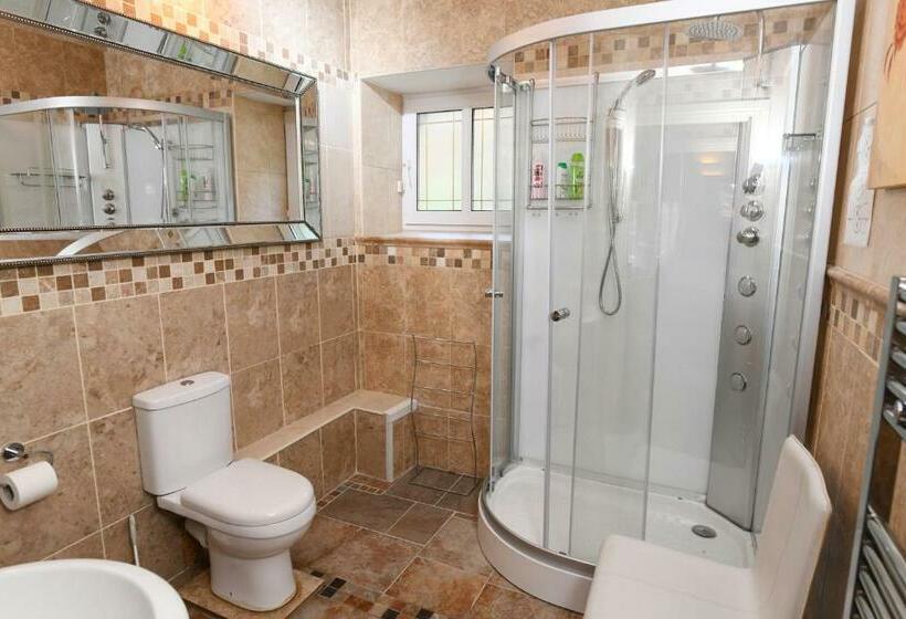 Bed and Breakfast Luxury Suite In Quiet Countryside Location