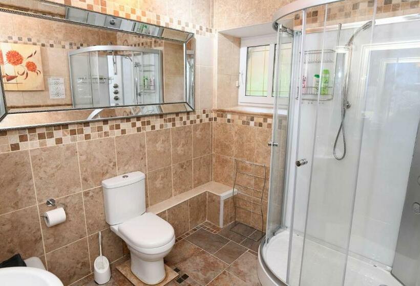 Bed and Breakfast Luxury Suite In Quiet Countryside Location