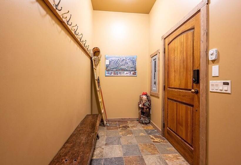 Trapper S Lodge   4 Bd Wgreat View, Private Hot Tub