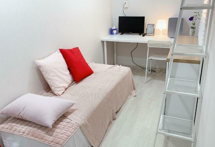 Общежитие The Stay Cube House   Female Only