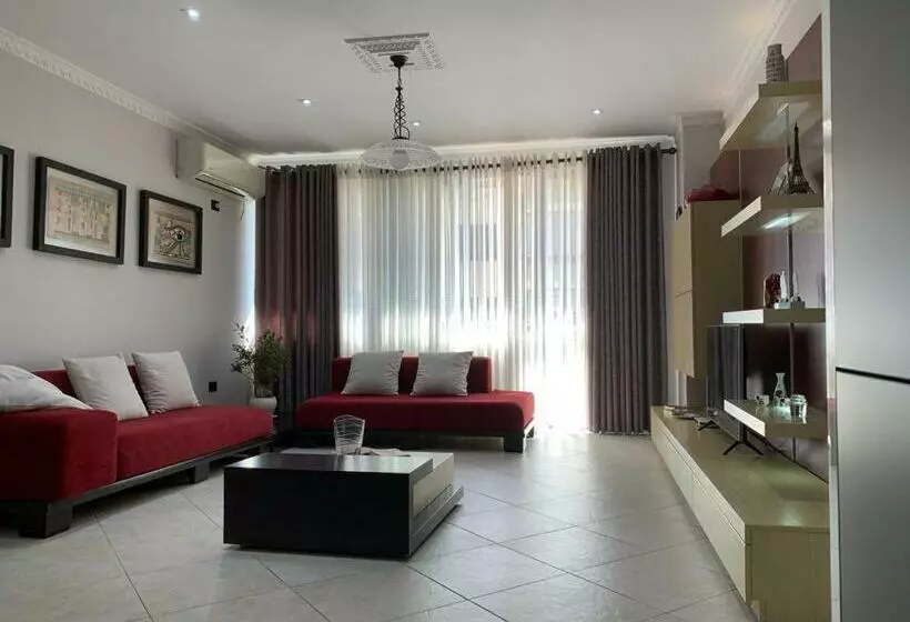 Laureta Central Apartment