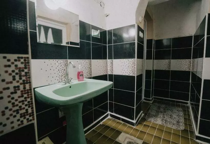 تختخواب و صبحانه Sareban Konağı