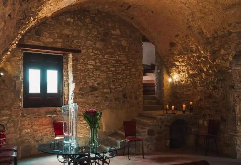 Hotelli Castello Di Rocca Cilento