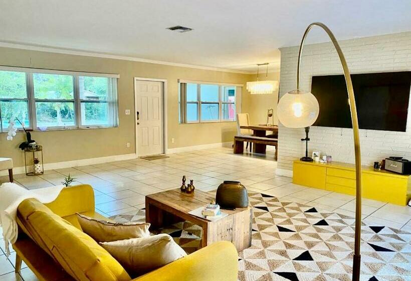 Cheerful Villa With Amazing Pool