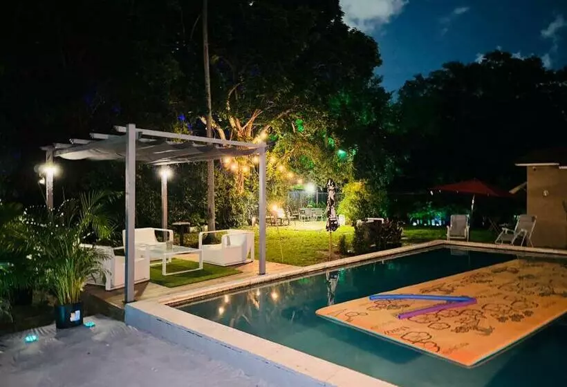 Cheerful Villa With Amazing Pool