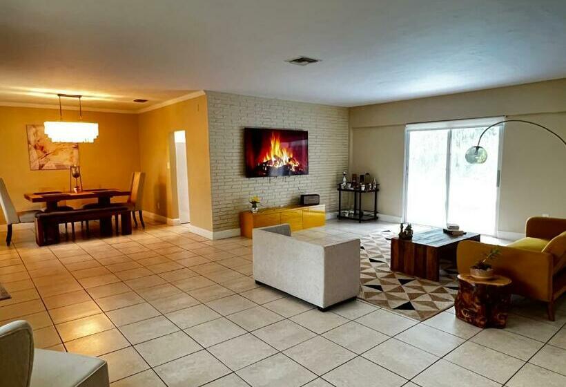 Cheerful Villa With Amazing Pool