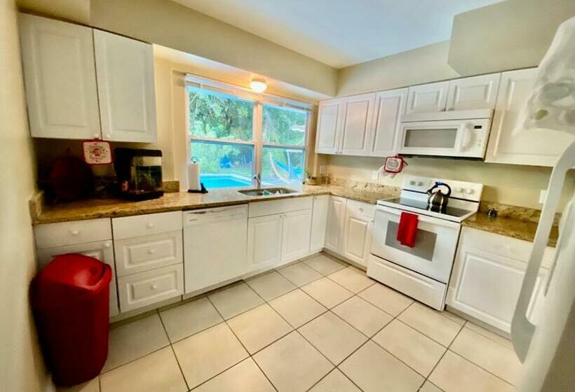 Cheerful Villa With Amazing Pool