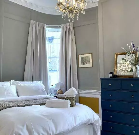 Exclusive Georgian Apartment In Centre Of Bath