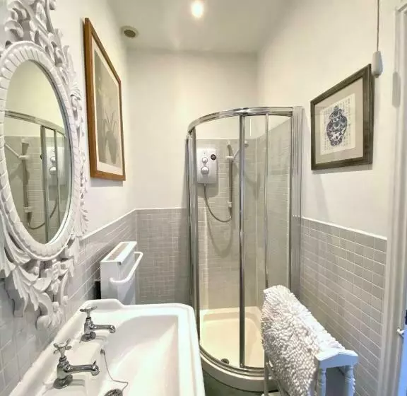 Exclusive Georgian Apartment In Centre Of Bath