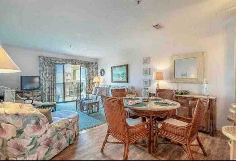 Lovely 2 Bedroom Condo With Pool