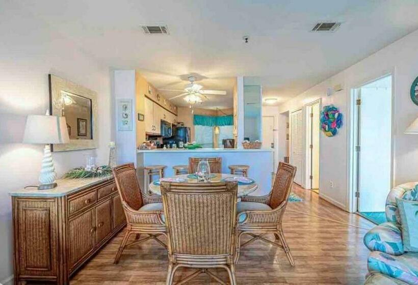 Lovely 2 Bedroom Condo With Pool