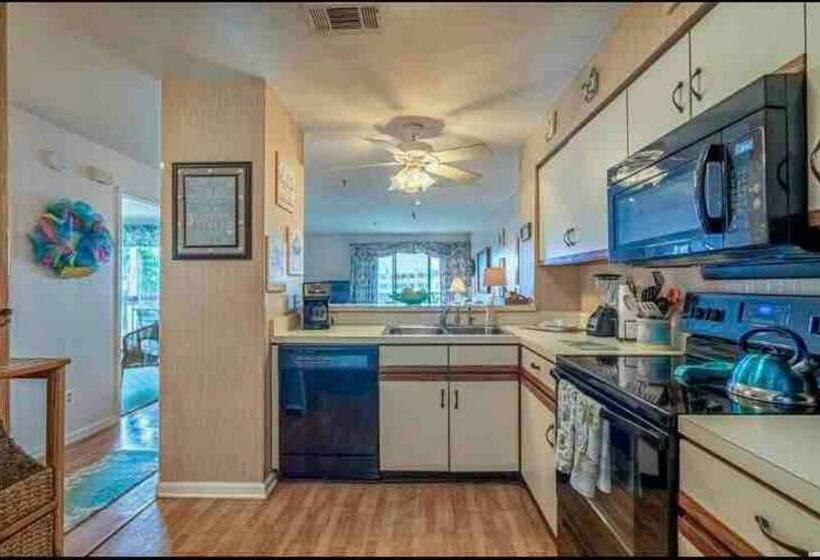 Lovely 2 Bedroom Condo With Pool